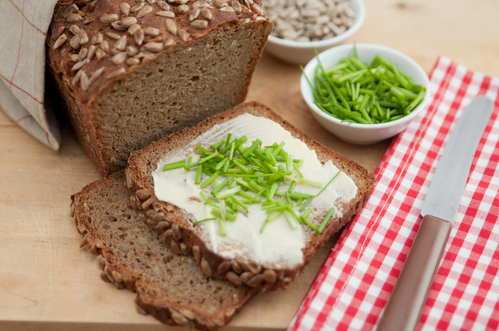 בדיאטה: לחם שיפון קל או לחם חיטה מלאה